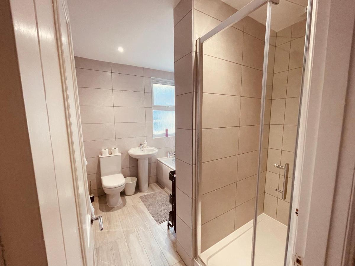 Modern Luxury 3 Bed House Ferienhaus